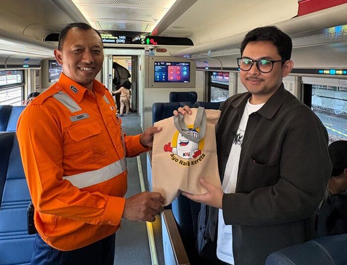 PT KAI Daop 7 Madiun Bagikan Suvenir dan Sapa Penumpang di Stasiun Madiun pada Hari Pelanggan Nasional