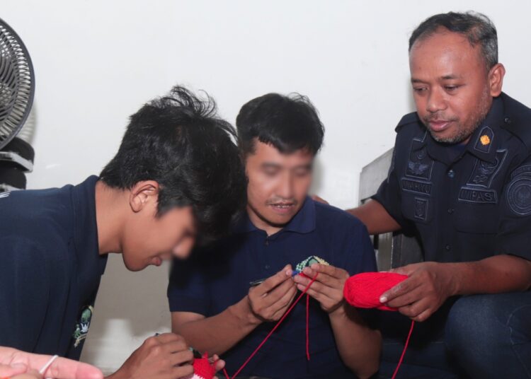 Tembus Pasar Komersial, Hasil Rajutan Warga Binaan Lapas Kediri Mulai Dipasarkan ke Solo